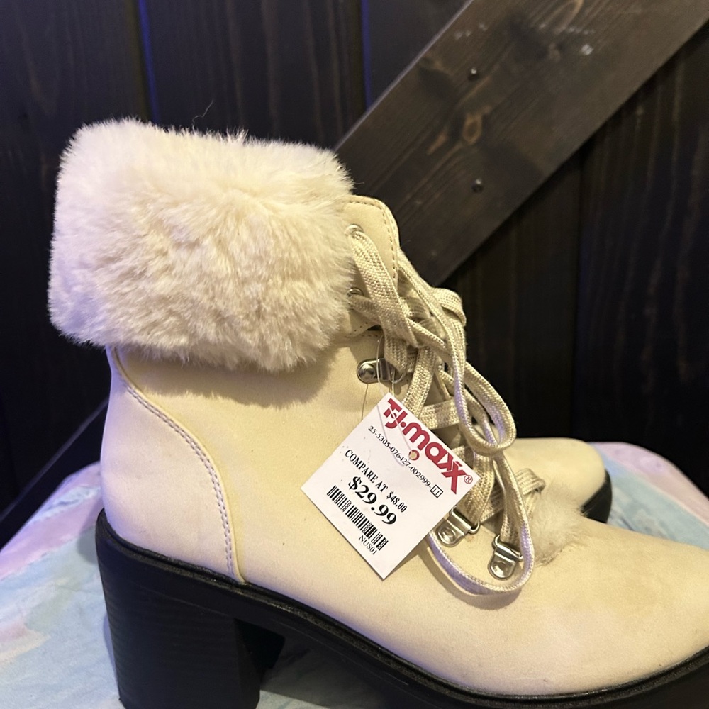 Esprit Cream Fur-Lined Lace-Up Boots